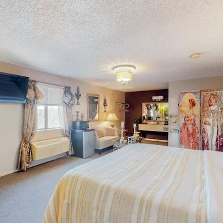 Jacuzzi Suite 206 At Tradewinds Eureka Springs Exterior photo