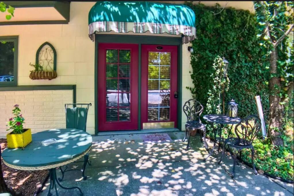 Jacuzzi Suite 206 At Tradewinds Eureka Springs Exterior photo