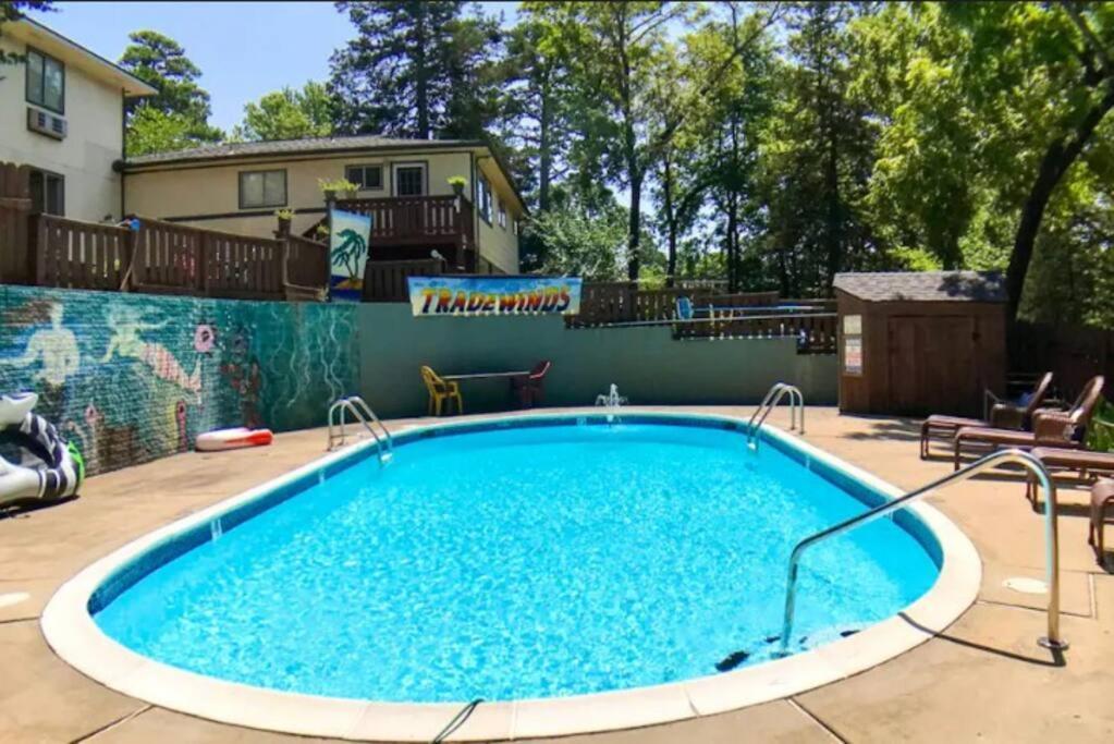 Jacuzzi Suite 206 At Tradewinds Eureka Springs Exterior photo