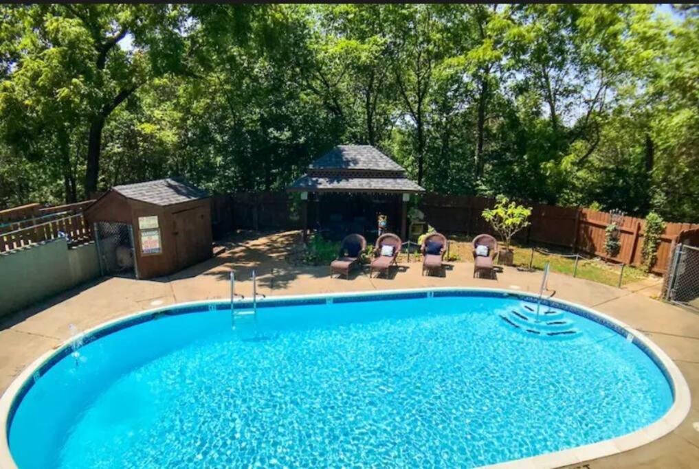 Jacuzzi Suite 206 At Tradewinds Eureka Springs Exterior photo
