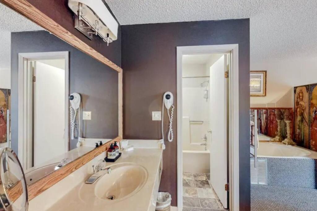 Jacuzzi Suite 206 At Tradewinds Eureka Springs Exterior photo