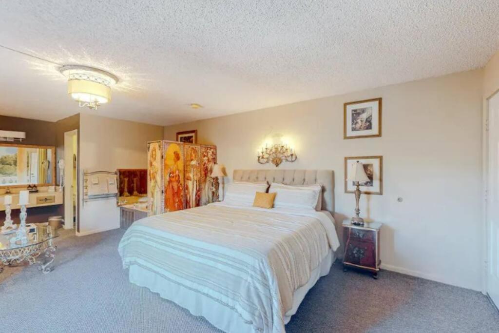 Jacuzzi Suite 206 At Tradewinds Eureka Springs Exterior photo