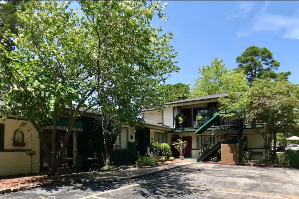Jacuzzi Suite 206 At Tradewinds Eureka Springs Exterior photo